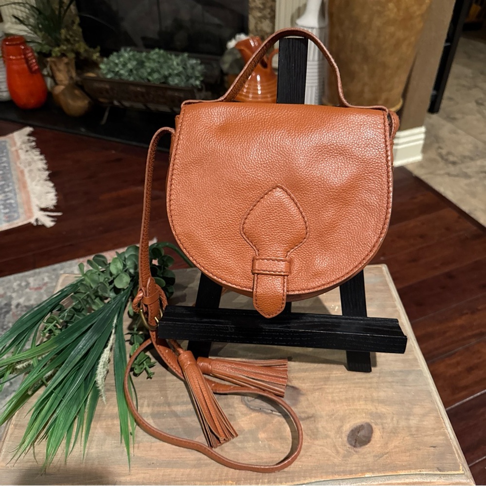 Isabella Fiore Saddle Bag Crossbody Brown Purse. 8” x 8.5”.